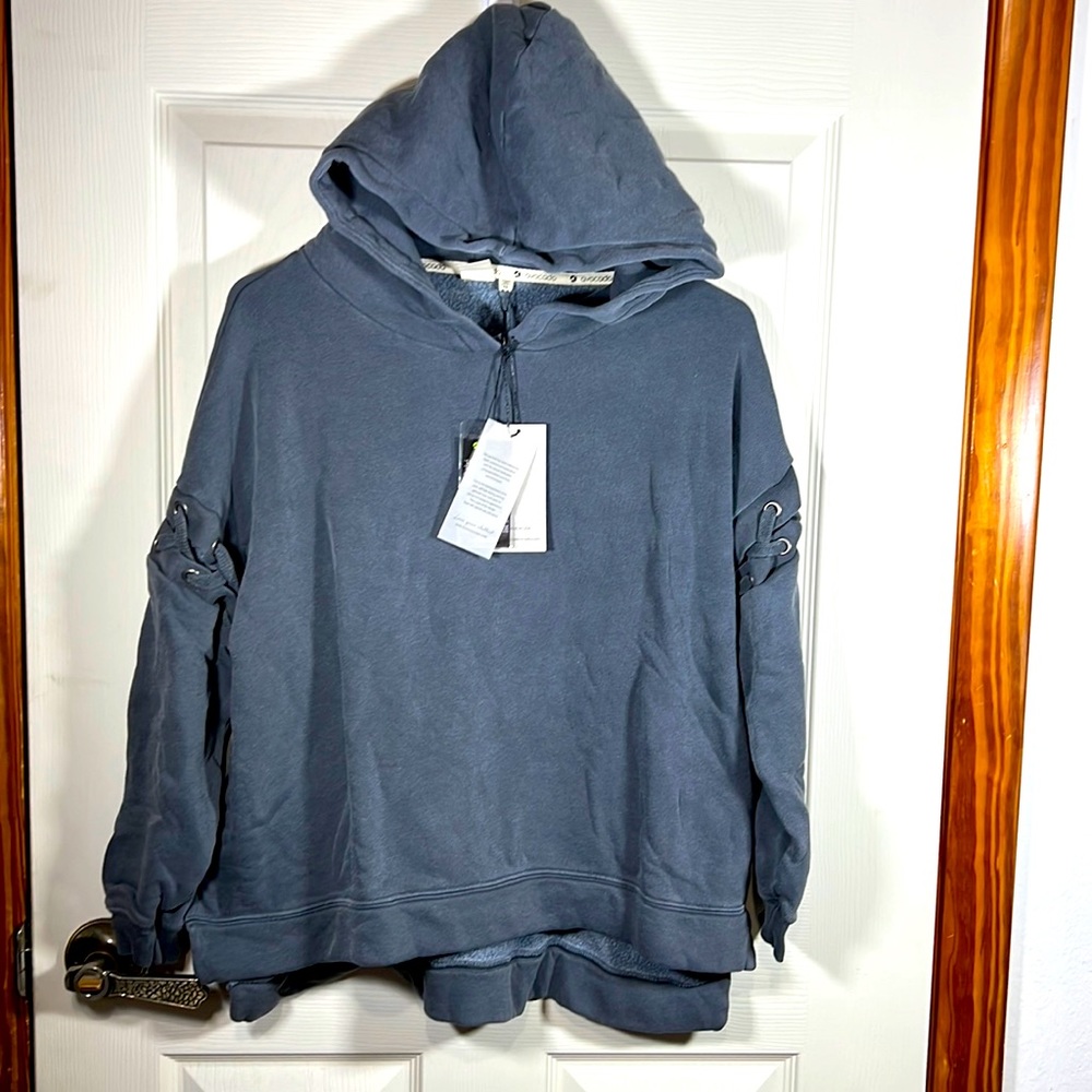 (NWT) AVOCADO PULLOVER AND PANTS SET